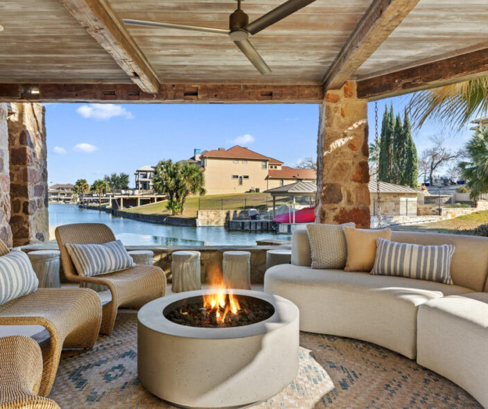 How Can The Seely Group Help You Buy a Horseshoe Bay Waterfront Home?