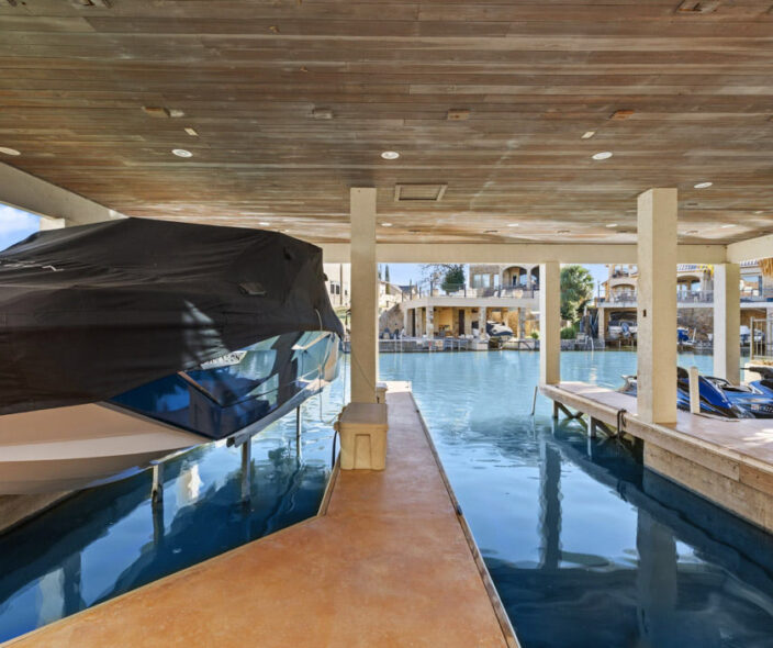 What Amenities and Features Do Luxury Waterfront Homes in Horseshoe Bay Typically Include?