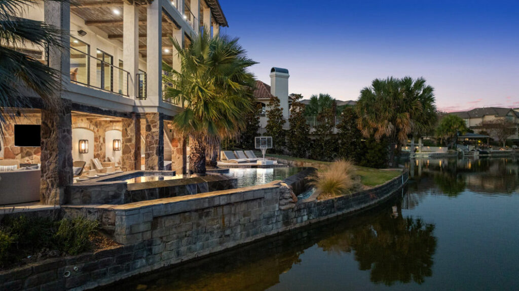 Is Horseshoe Bay or Lake Travis Better for Your Texas Vacation Home?